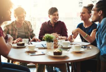 Amis discutant en arabe dans un café