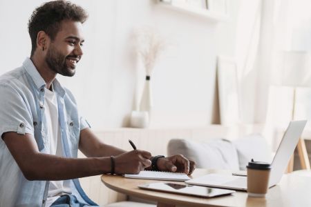 Élève étudiant l'arabe en ligne CPF